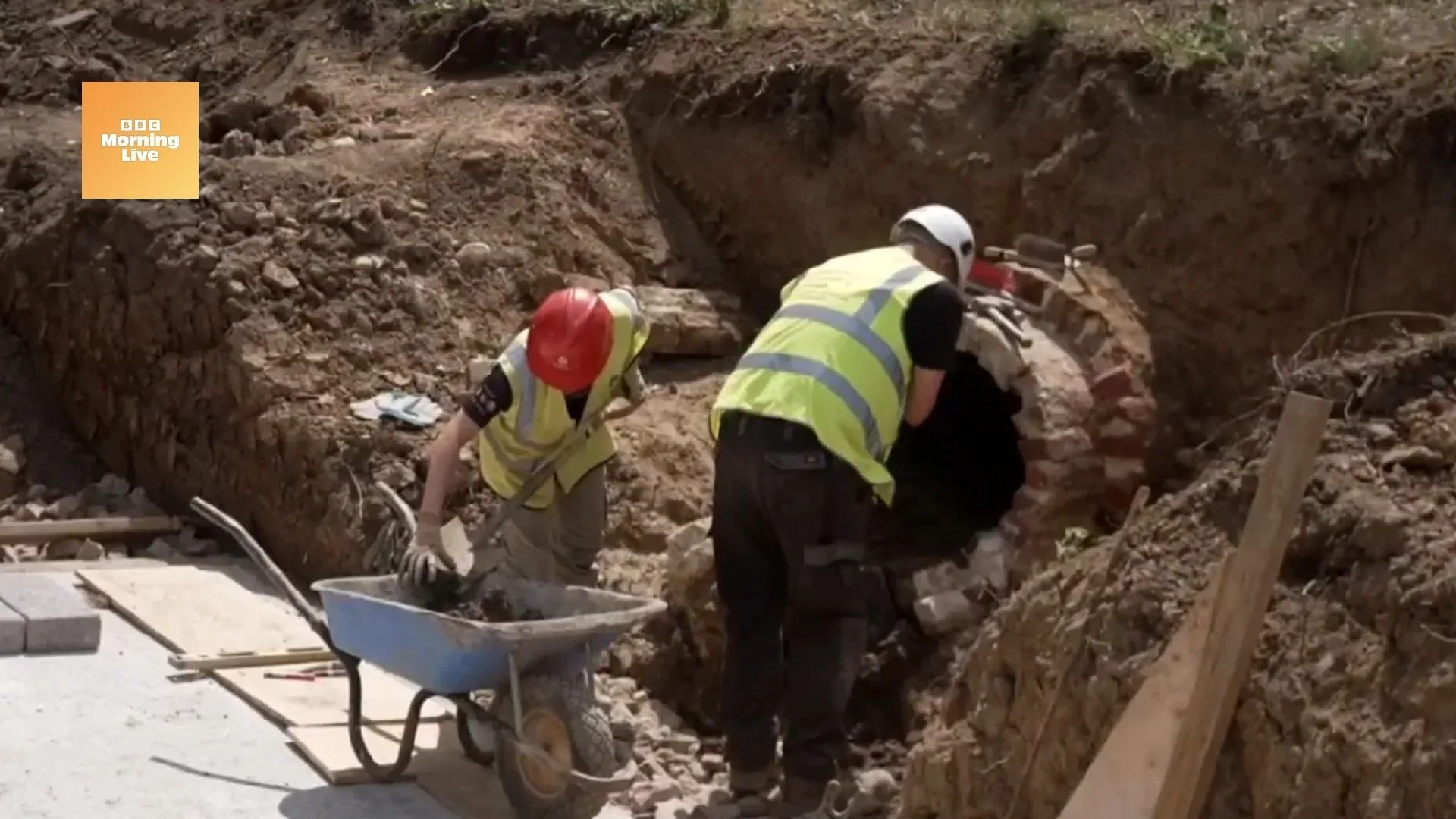 Volunteers working with the Canal Trust